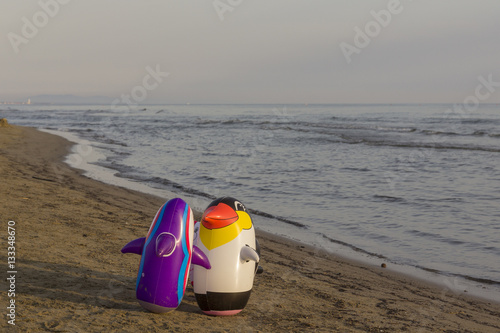 Fotografie Aufblasbare Pinguine am Strand beim Plaudern
