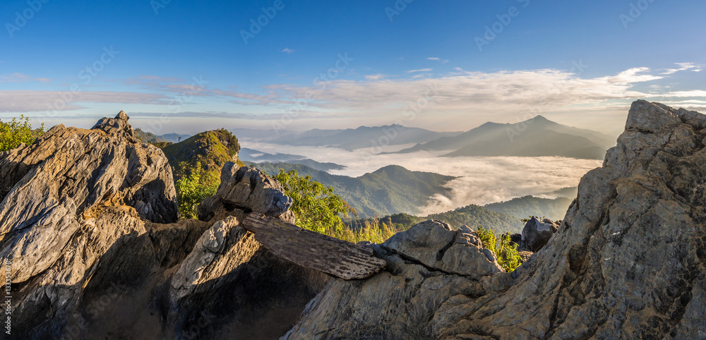 Obraz premium Sunrise landscape of foggy and cloudy mountain valley, Doi Pha Tang chiang rai thailand