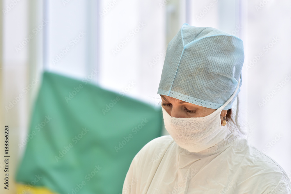 Nurse/Photo-portrait of a doctor during surgery