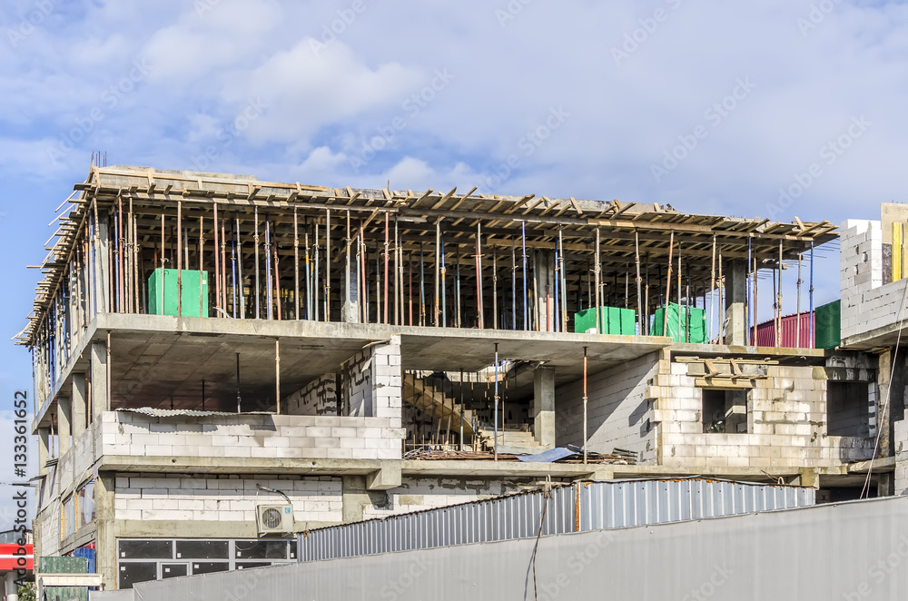 Obraz premium A three-storey house under construction a block against the sky