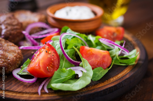 Salad with arugula, tomatoes and red onion