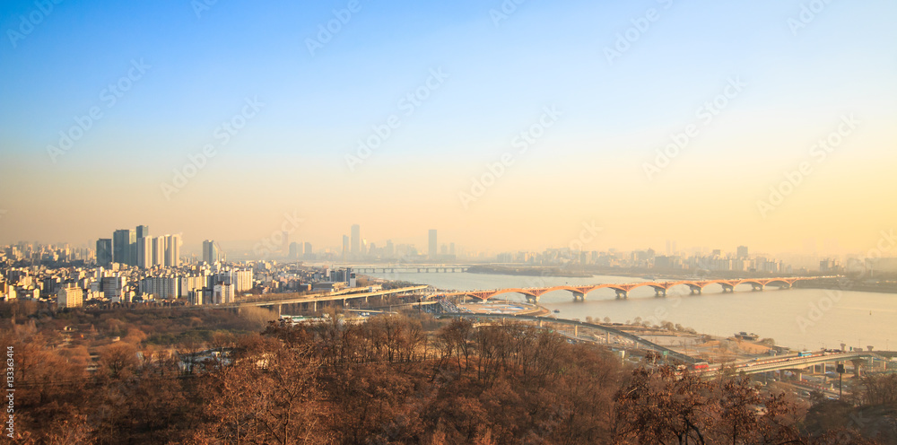 미세먼지가 자욱한 서울과 한강의 모습 