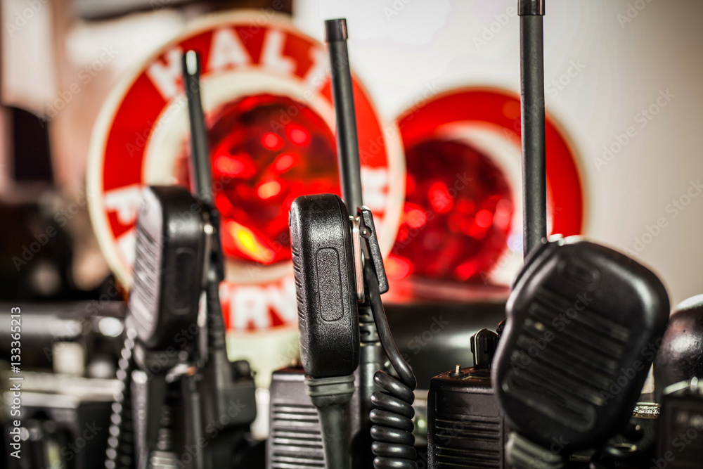 Obraz premium HDR - Feuerwehr und Polizei Equipment im Einsatzfahrzeug mit Funkgerät