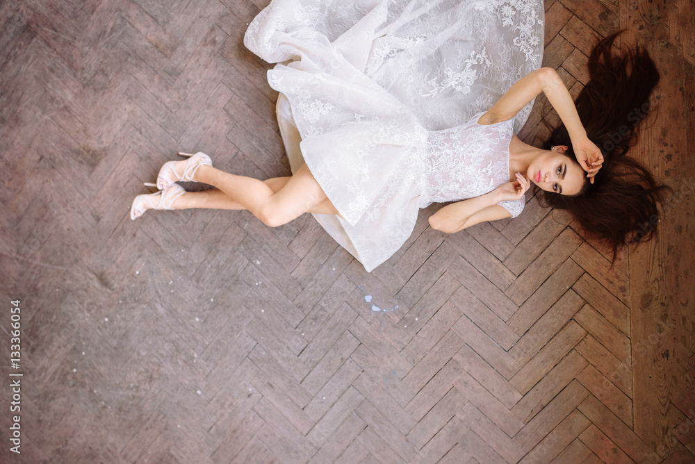 Naklejka premium Bride in wedding dress at luxurious studies