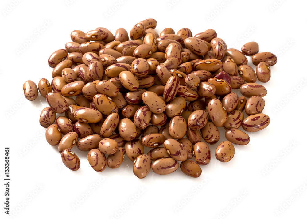 Obraz premium pinto beans isolated on white background