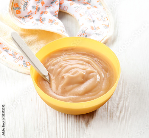 Valokuva bowl of pureed apple