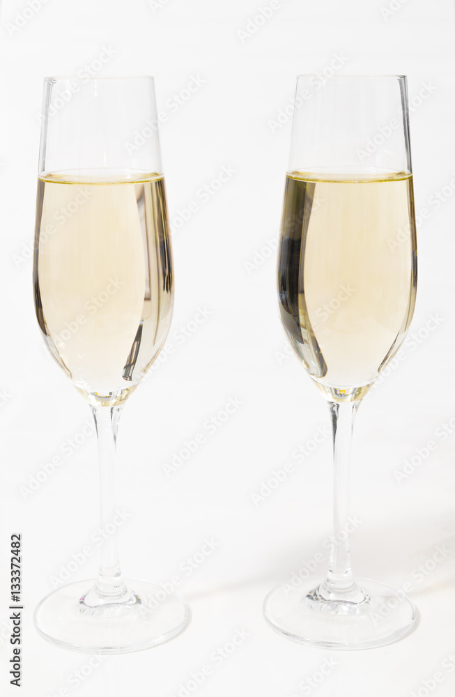 Zwei mit Champagner gefüllte Glässer vor weißem Hintergrund