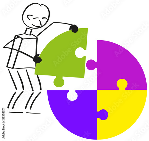 Männchen fügt letztes Puzzleteil in rundes Puzzle ein.