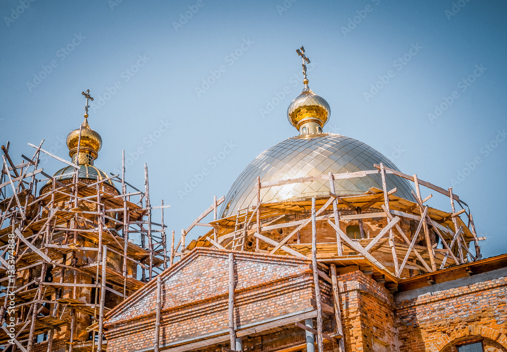 Позолоченные купола старинной церкви Позолоченные купола старинной церкви
