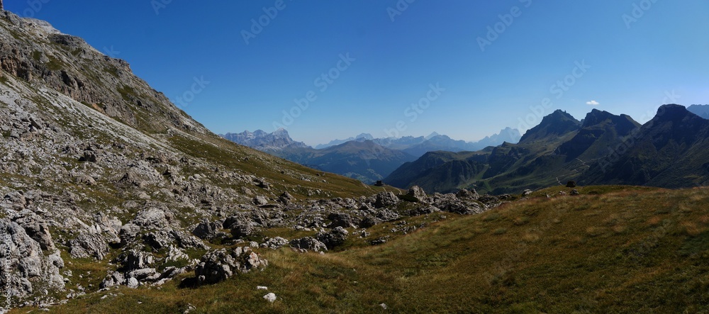 Almwiese am Pordoi Pass und Aussicht auf Marmolada