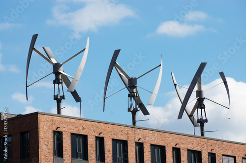 Windkraftanlagen auf einem Gebäude in den Elbarkaden der Hafencity Hamburg