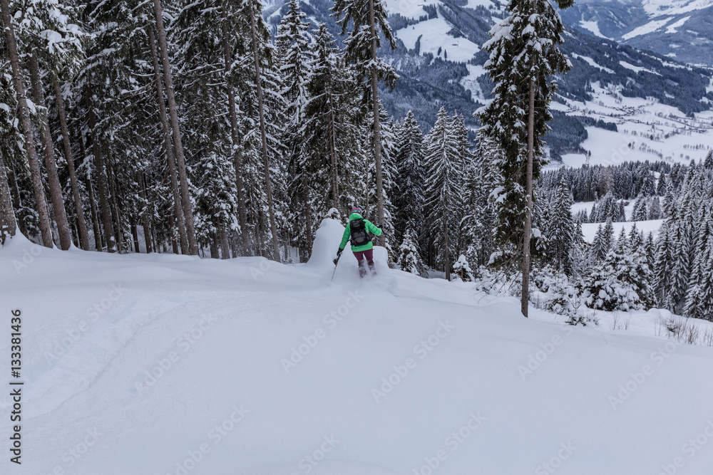 Skifahrer zieht im Tiefschnee die erste Spur