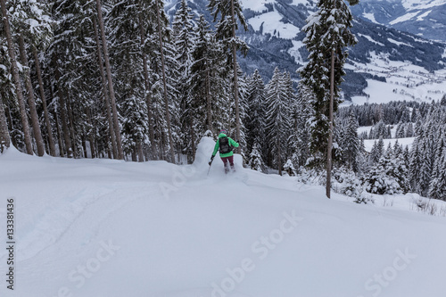 Skifahrer zieht im Tiefschnee die erste Spur