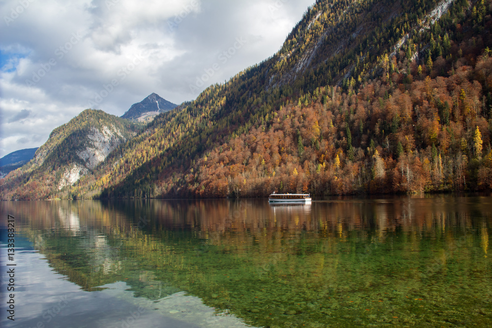 Fototapeta premium Mountain Lake / Lake Koenigsee (Bavaria, Germany)