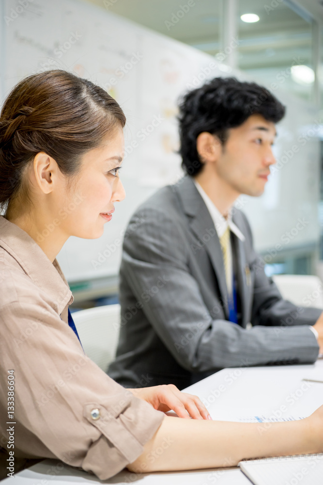 会議・打ち合わせのイメージ(ビジネス・男性・女性) 会議・打ち合わせのイメージ(ビジネス・男性・女性)