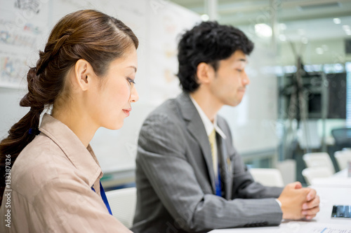 会議・打ち合わせのイメージ（ビジネス・男性・女性）