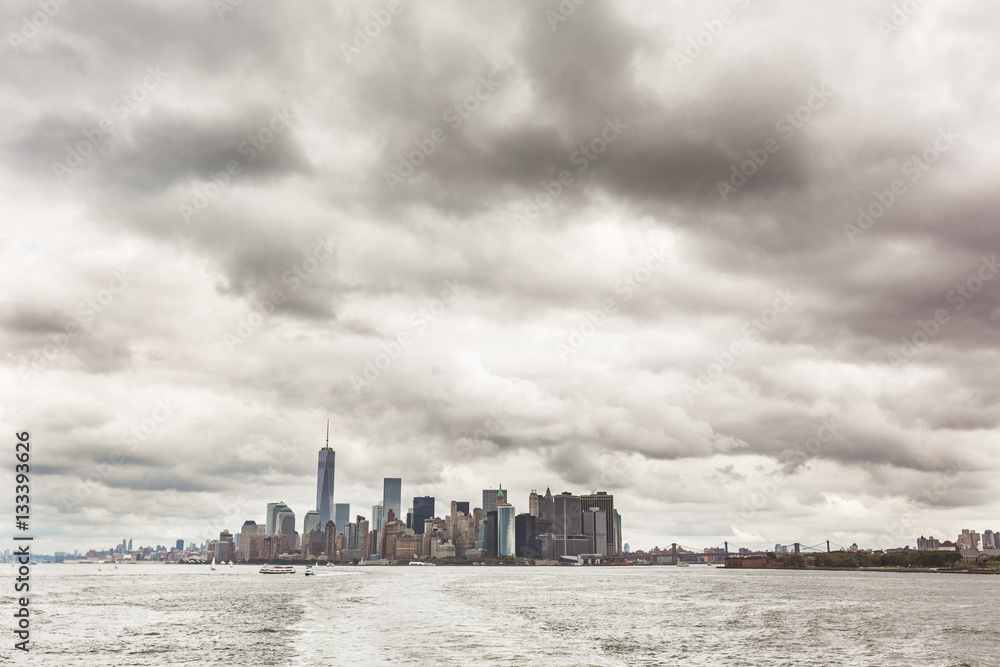 Naklejka premium New York, Downtown Manhattan epic view from the river