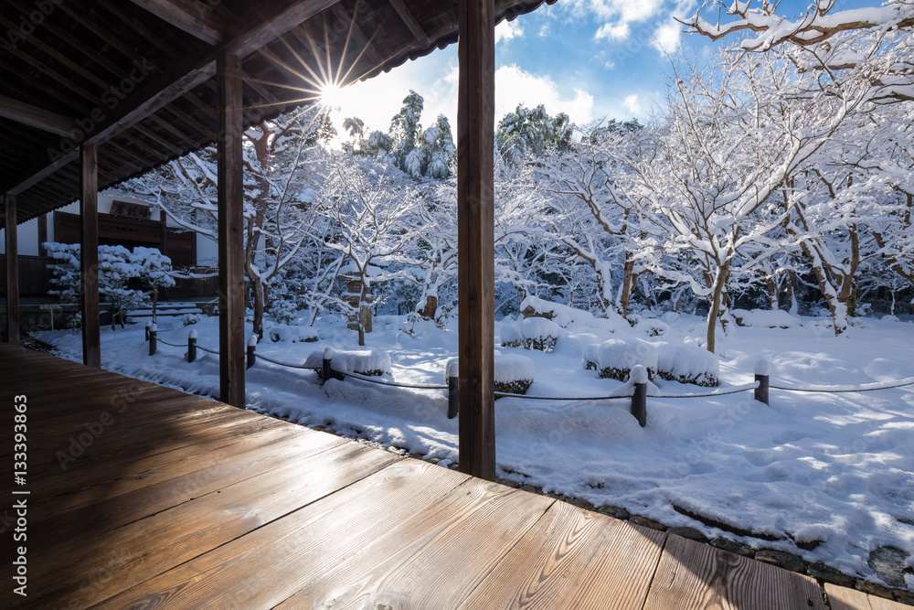 Naklejka premium Świątynia Enkoji zimą