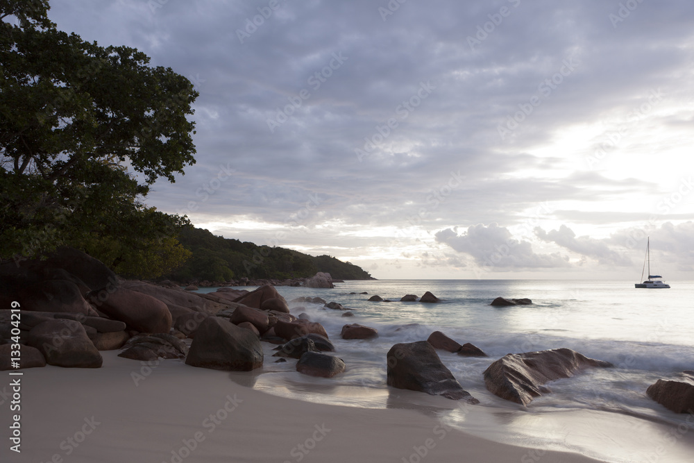 Obraz premium Dramatic coastline at sunset, Anse Lazio