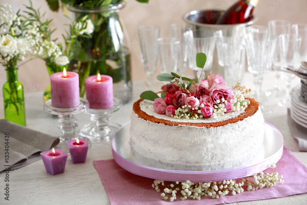 Naklejka premium Delicious wedding cake on beautifully served table