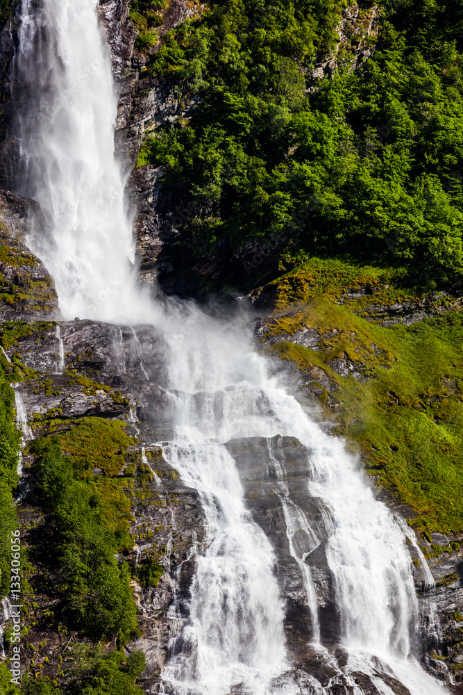 Fototapeta premium Freier - Wasserfall in Geirangerfjord