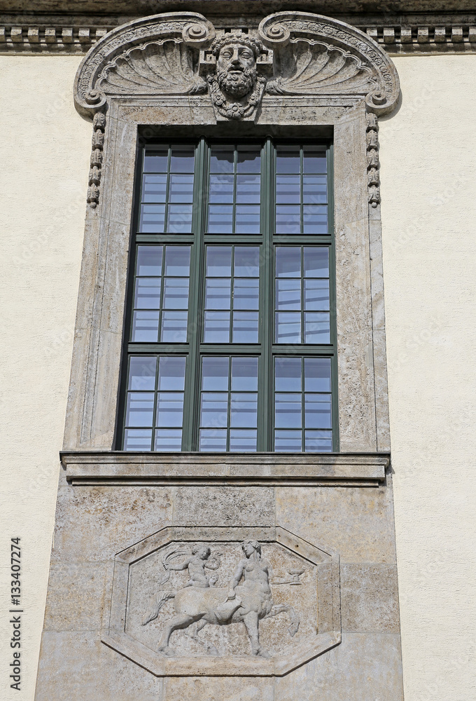Obraz premium Technische Universität München: Fenster mit Stuckarbeiten 