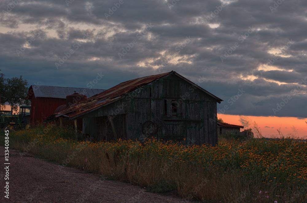 Obraz premium Rustic old farm building at sunset