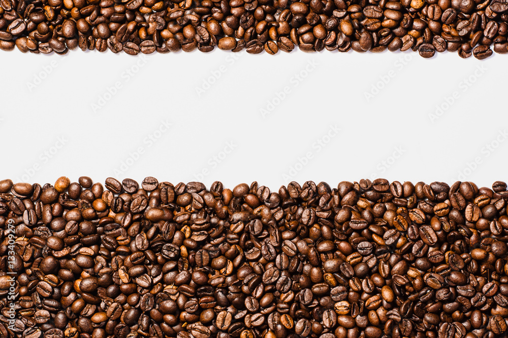 Obraz premium Coffee beans frame isolated on white background top view