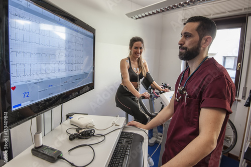 Bild auf Leinwand monitoraggio elettrocardiogramma sotto sforzo