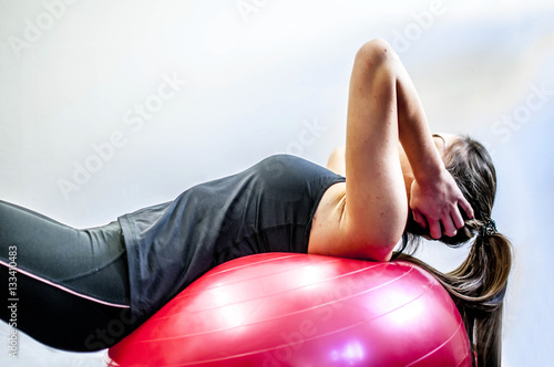 ragazza si allena in palestra photo