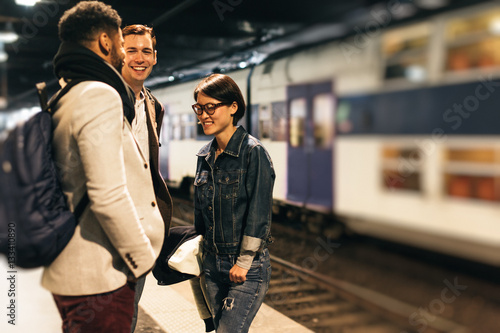 Canvas Print Commuters Waiting For Train