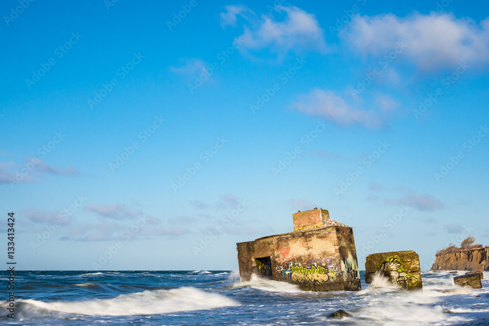 Bunker an der Küste der Ostsee an einem stürmischen Tag
