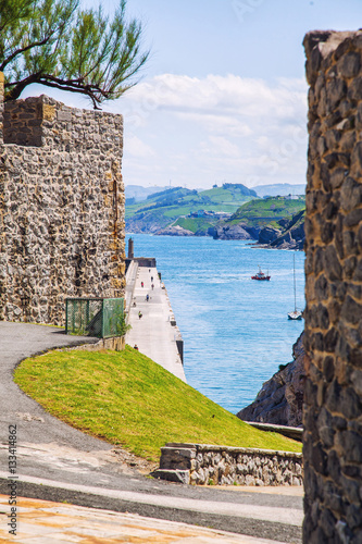 Vue sur la côte du port de castro Urdiales, Espagne photo