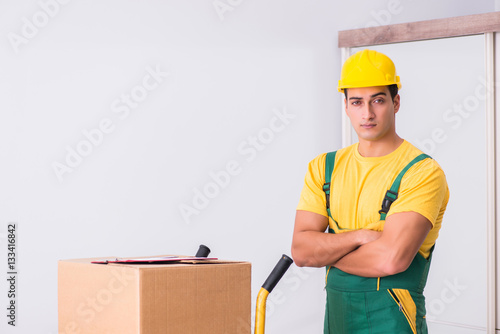 Transportation worker delivering boxes to house © Elnur