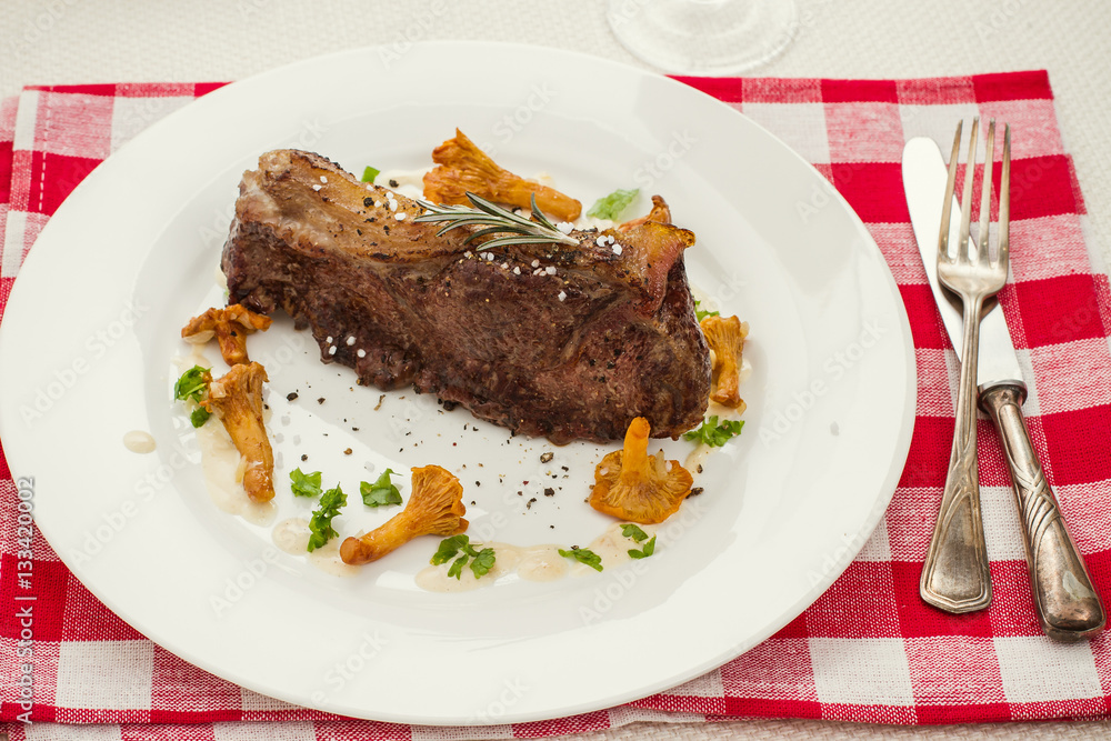 Grilled rump steak with chanterelle mushrooms Grilled rump steak with chanterelle mushrooms