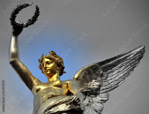 Goldener Engel mit Lorbeerkranz auf dem Liebenberg-Denkmal vor der Mölkerbastei  in Wien photo