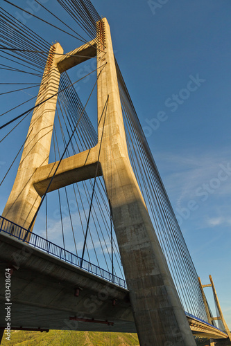 Tirantes de Acero en la Torre de un Puente Atirantado