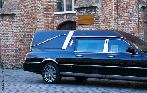 Obraz na płótnie Leichenwagen vor Kirche mit Textfreiraum auf Schild