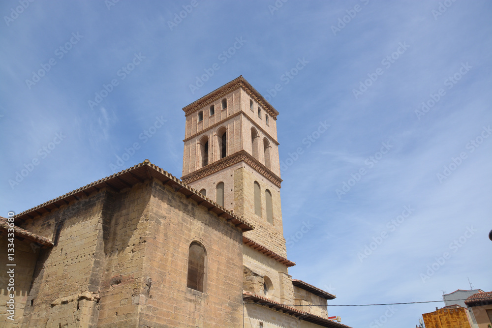 torreón de ladrillo de una iglesia antigua