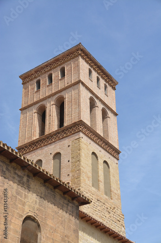 campanario de ladrillo de una iglesia antigua