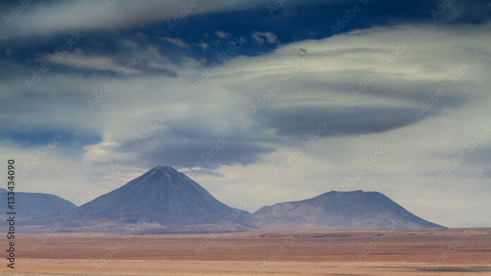 Fototapeta premium Chmury spodka nad wulkanem Licancabur