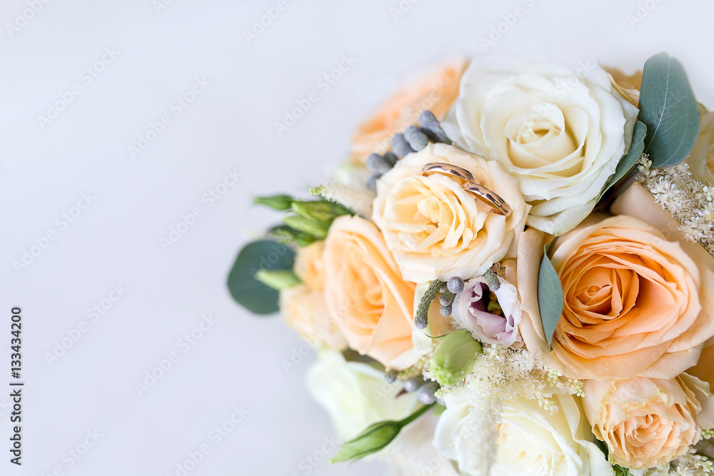 Obraz premium Wedding rings lie on the Bridal bouquet