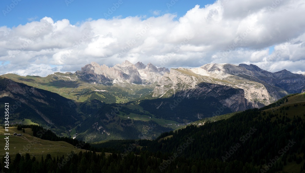 Blick ins Grödner Tal bis Puez Geisler und Mastle Alm Blick ins Grödner Tal bis Puez Geisler und Mastle Alm