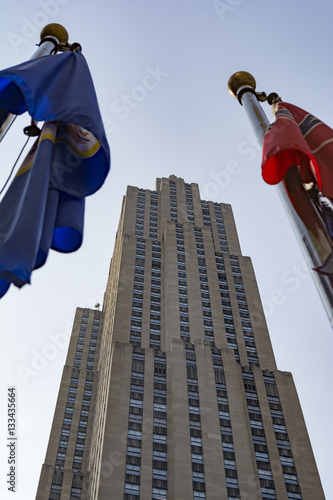 Canvastavla Looming 30 Rockefeller Center building flanked by flags