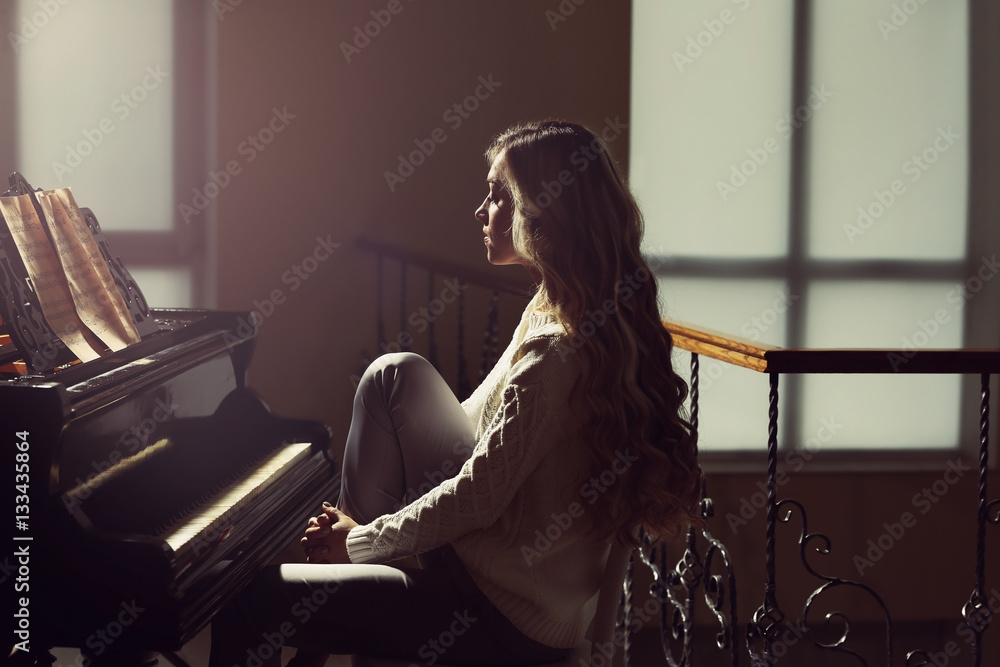 Obraz premium Beautiful woman at piano