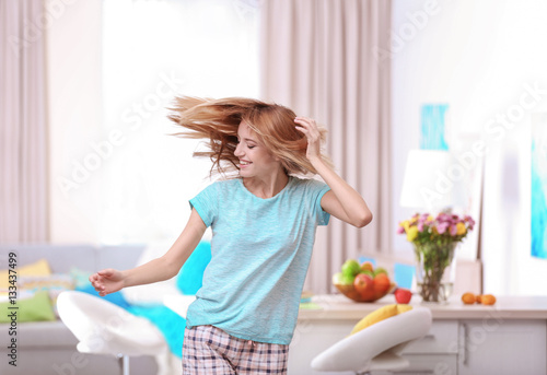 Beautiful young woman danci...