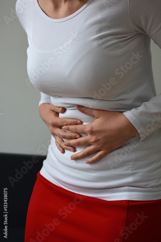 Attraktive Frau leidet an Bauchschmerzen