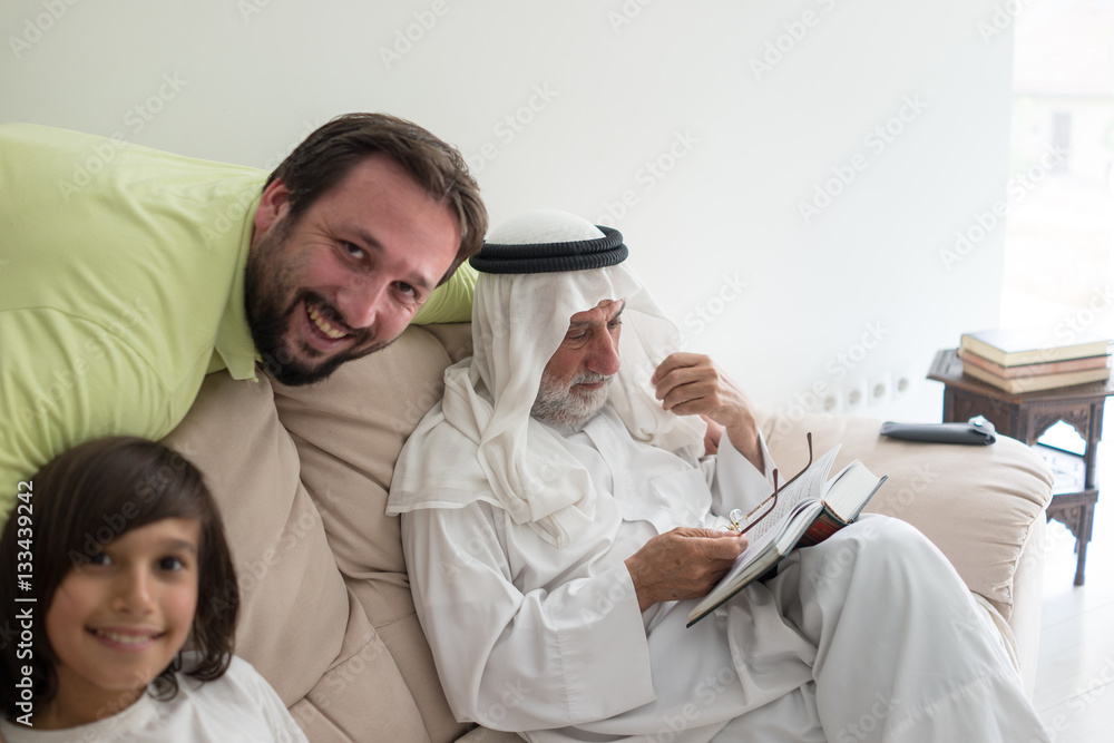 Obraz premium happy family muslim