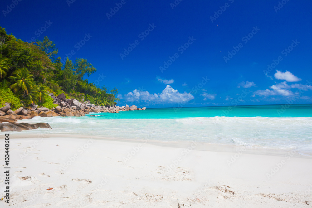 Obraz premium stunning view of idyllic Anse Georgette beach at Praslin, Seychelles