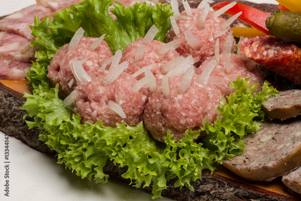 Hackepeter Bällchen mit Zwiebeln Stock-Foto | Adobe Stock